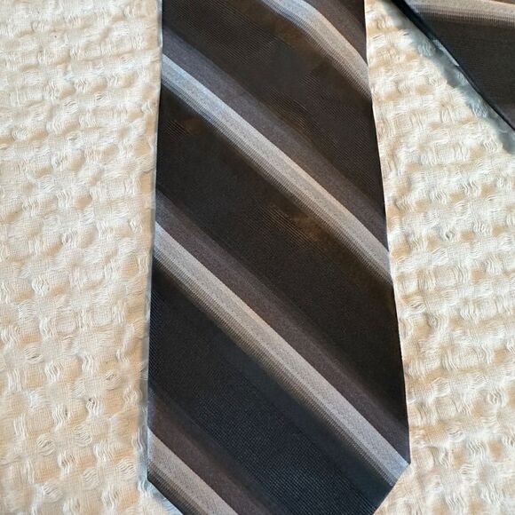 Bergamo NY Tie EUC  - Picture 3 of 3